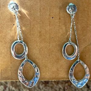 Silver lightweight drop earrings.